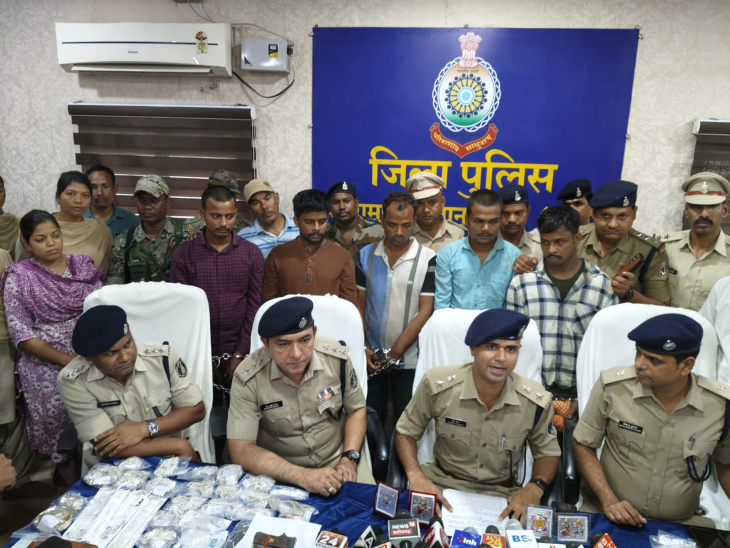 पुलिस ने लूट के मामले में 6 आरोपियों को गिरफ्तार किया है। इनसे लूट के गहने और अन्य सामान बरामद हो गया है। - Dainik Bhaskar