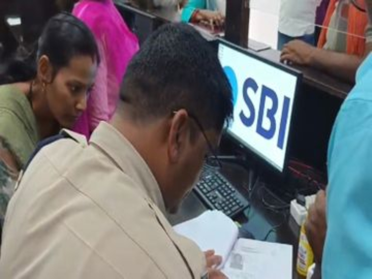इतर विशिष्ट माहितीतील कागदपत्रे आणि बाबल्या. तेथे बसवलेल्या संगणकाच्या मॉनिटरवर एसबीआय असे दिसेल.