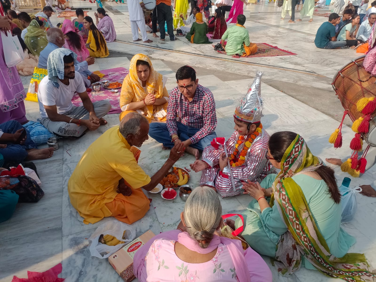 पूजा अर्चना करते श्रद्धालु।