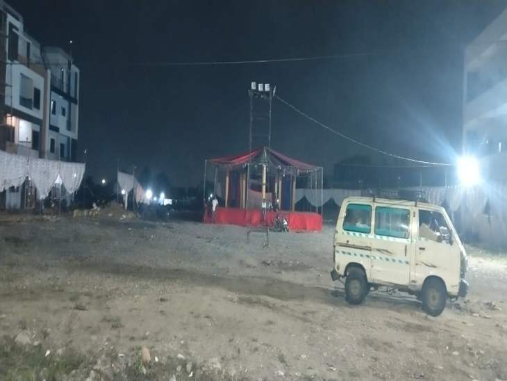 इंदौर में भंवर कुआ स्थित गरबा आयोजन स्थल को पुलिस ने खाली करा दिया है।