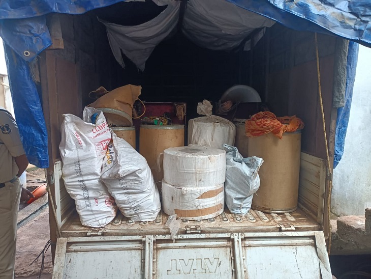 ट्रक के अंदर भरा हुआ नकली गुटखा - Dainik Bhaskar