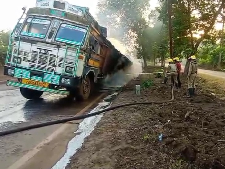 ट्रक की आग को बुझाते दमकल कर्मी - Dainik Bhaskar