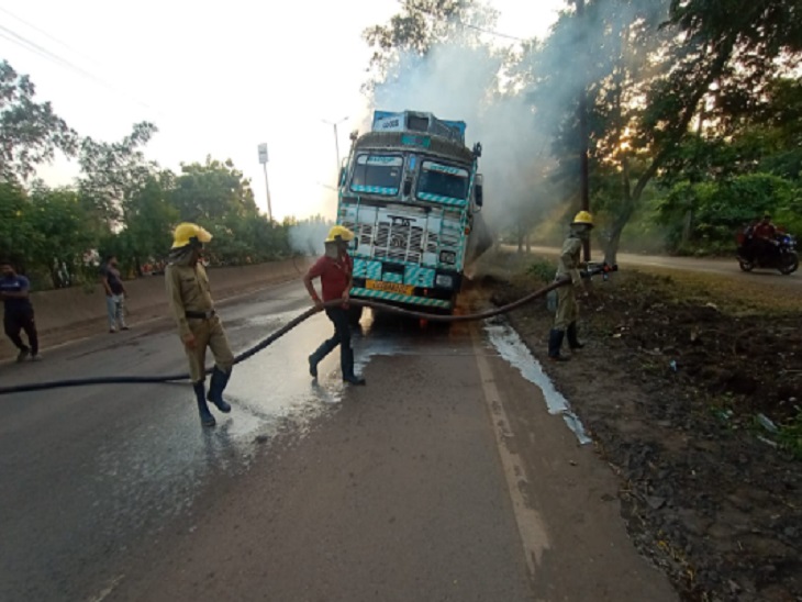 ट्रक में लगी आग को बुझाने में लगी फायर ब्रिगेड की टीम
