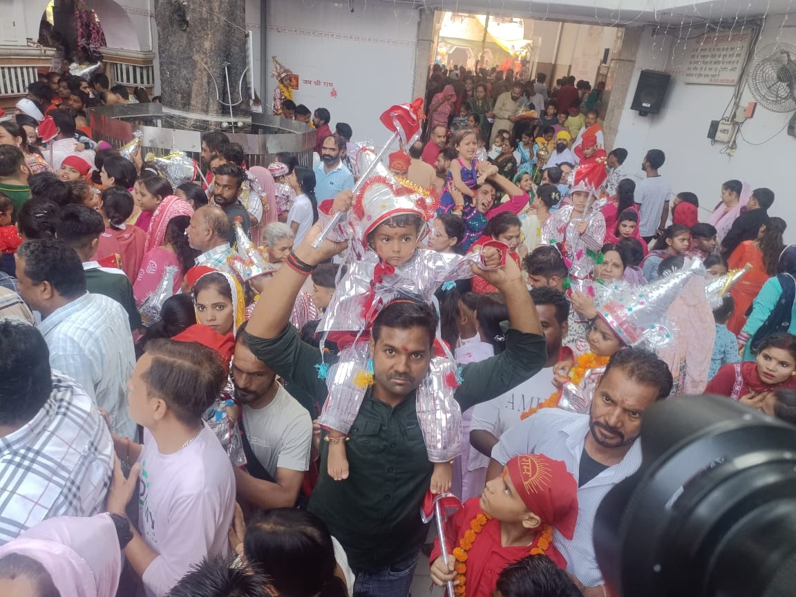 बच्चों को लेकर पहुंचे श्रद्धालु।