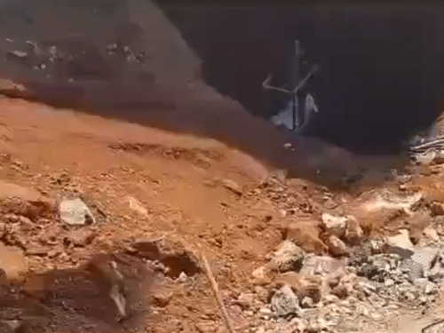 नसरल्लाह की डेडबॉडी को हिजबुल्लाह हेडक्वार्टर के नीचे बने गड्डे से क्रेन की मदद से निकाला गया था।