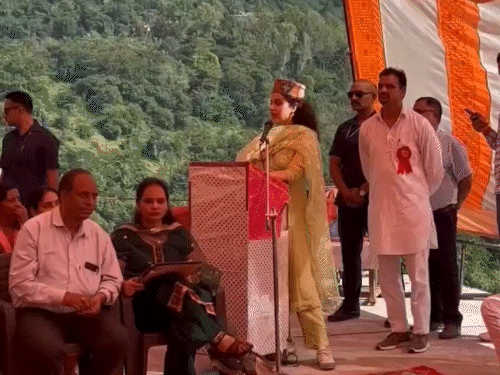 मंडी संसदीय क्षेत्र के अंतर्गत सरकाघाट में जनसभा को संबोधित करते हुए सांसद कंगना