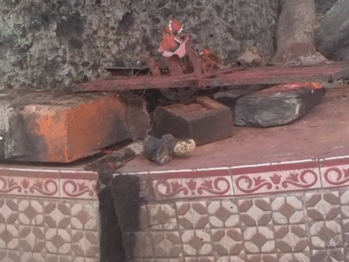 ধানবাদের রংডিহ গ্রামে বটগাছের নিচে ঈশ্বরের মূর্তি স্থাপন করা হয়েছে।