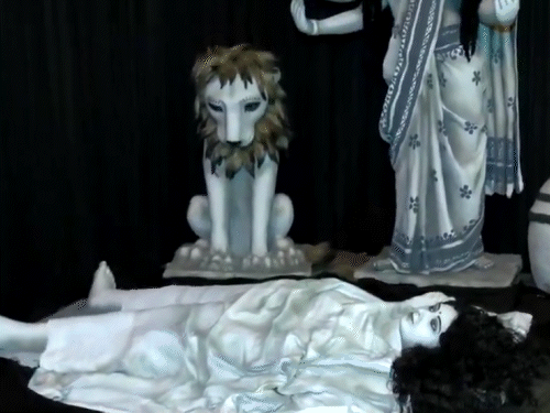 দেবী দুর্গার দশ হাতে অস্ত্র থাকলেও কলকাতার এই মূর্তির সব হাতই খালি।