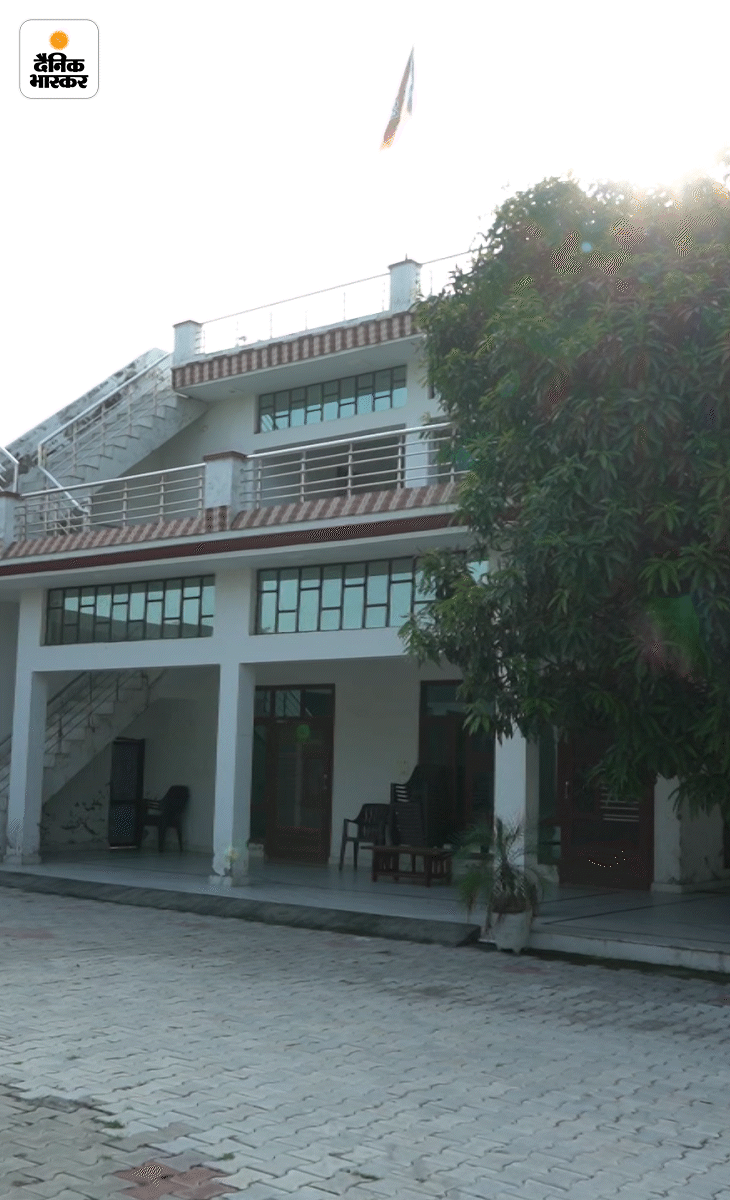 ये तस्वीर नायब सिंह सैनी के घर की है। गांव में एक बड़े से कैम्पस में नायब, उनके भाई चंदन और तीन चचेरे भाइयों के मकान बने हुए हैं।