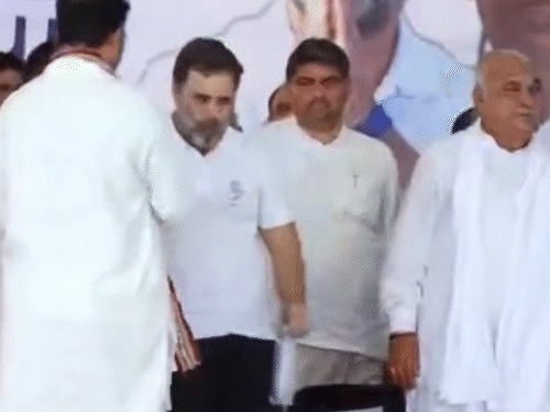 महेंद्रगढ़ में राहुल गांधी ने अशोक तंवर को पार्टी जॉइन कराई। - Dainik Bhaskar