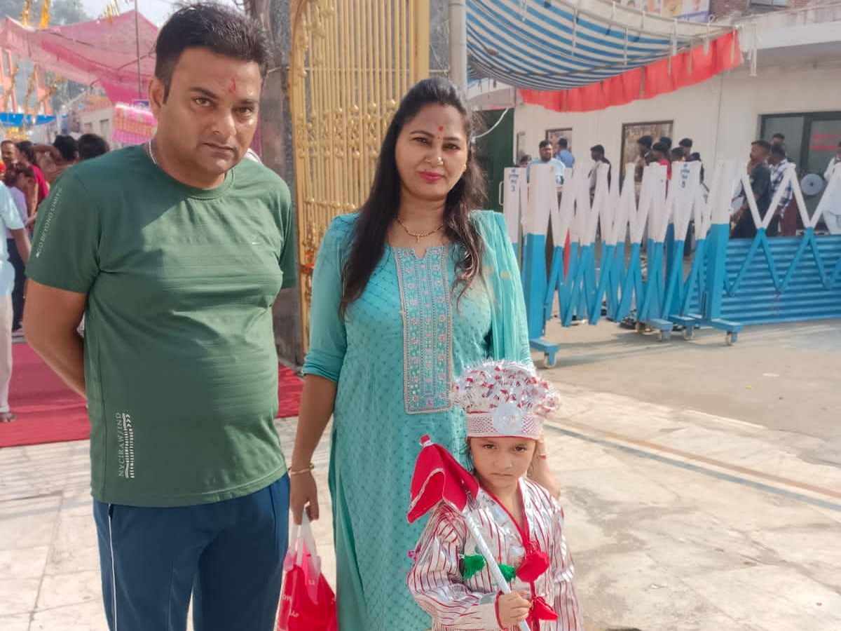 अपने बच्चे के साथ पहुंचा दंपती।