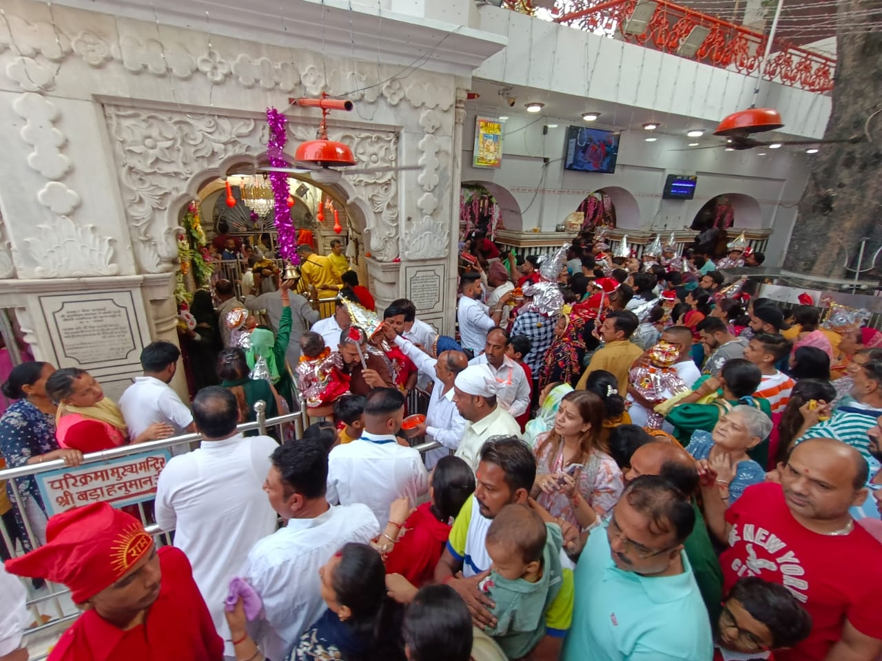 मंदिर में लगी श्रद्धालुओं की भीड़।