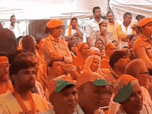 मुख्यमंत्री हिमता बिस्वा सरमा यांच्या प्रसंगावधान उपस्थित लोक.