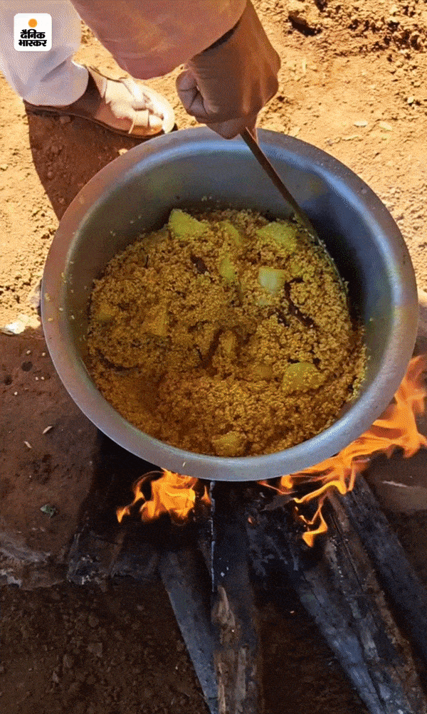 तस्वीर में मां का प्रसाद, खिचड़ी, पकाया जा रहा है। इसमें तेल-मसाले डालकर छौंकने की इजाजत नहीं होती।