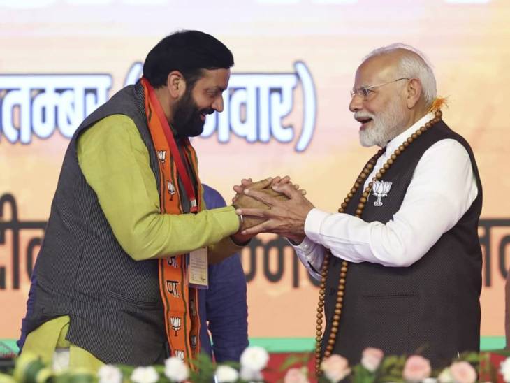 हरियाणा के हिसार में नए बने महाराजा अग्रसेन एयरपोर्ट पर PM नरेंद्र मोदी ने चुनावी कार्यक्रम किया। हरियाणा के CM नायब सिंह सैनी भी साथ मौजूद रहे।