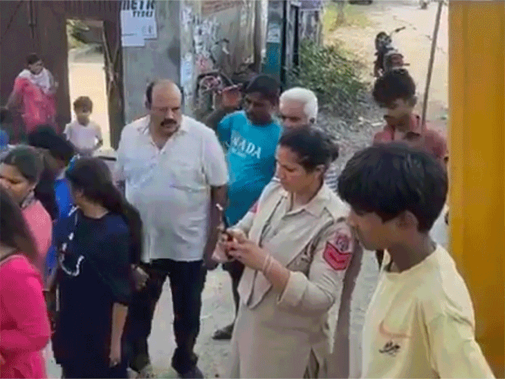 नहर में बच्चे का शव मिलने के बाद पहुंची पुलिस व लोगों की भीड़ का दृश्य। - Dainik Bhaskar