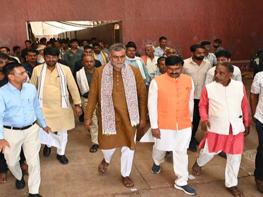 सिंग्रामपुर में कैबिनेट बैठक की तैयारियों का जायजा लेते मंत्री प्रहलाद पटेल, लखन पटेल, धर्मेंद्र लोधी व अन्य। - Dainik Bhaskar