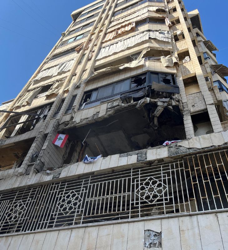 इजराइल ने इस 10 मंजिला इमारत के दूसरे फ्लोर को टारगेट किया। हिजबुल्लाह से जुड़ी इस्लामिक हेल्थ अथॉरिटी ने बताया कि इजराइली स्ट्राइक में उनके स्टाफ के 7 लोग मारे गए हैं।