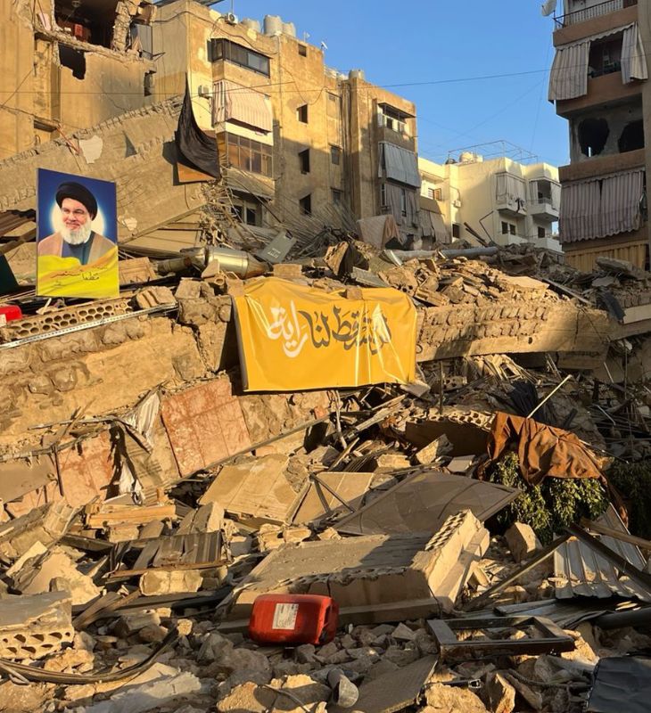 दाहिया में जगह-जगह हिजबुल्लाह चीफ नसरल्लाह की फोटो दिख जाती हैं। ऐसी ही एक फोटो हमले में तबाह इमारत के मलबे पर भी लगी है।