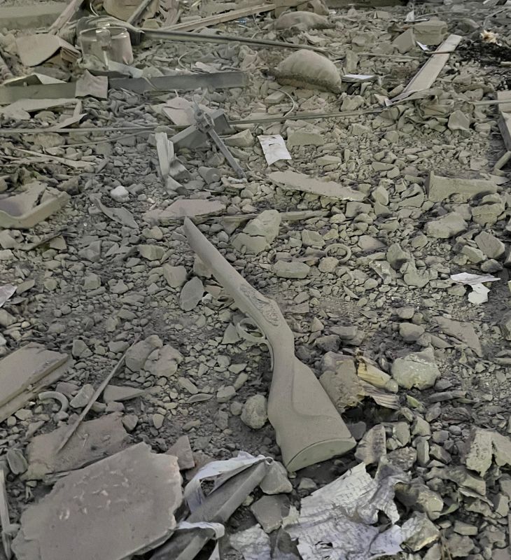 बिल्डिंग के मलबे में कुछ किताबों के साथ एक राइफल दिखी। राइफल की बैरल गायब थी, सिर्फ बट मौजूद था।