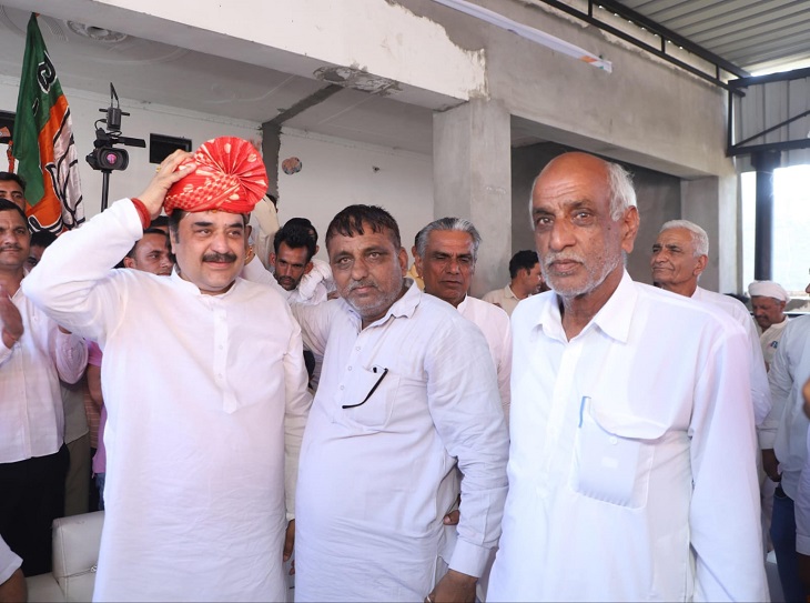फतेहाबादमध्ये कुलदीप बिश्नोईंसोबत डेराचे ब्लॉक कमिटी सदस्य.