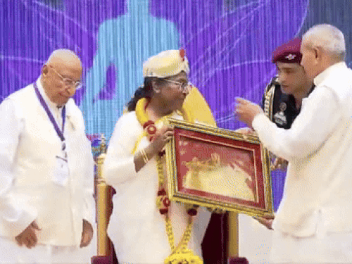 राष्ट्रपती द्रौपदी मुर्मू पहाडी व छायाचित्रांचे स्वागत करण्यात आले.