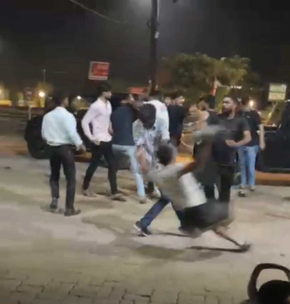 युवक की बहन को छेड़ने से मना करने पर हुआ विवाद।