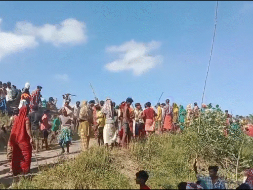 गावकऱ्यांनी NH-77 वर जाम लावला होता. रस्ता मोकळा करण्यासाठी गेलेल्या पोलिस पथकावर आधी दगडफेक करण्यात आली.