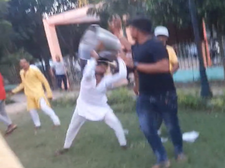 टेंट वाले का समिति के सदस्यों के साथ काम को लेकर विवाद हुआ।