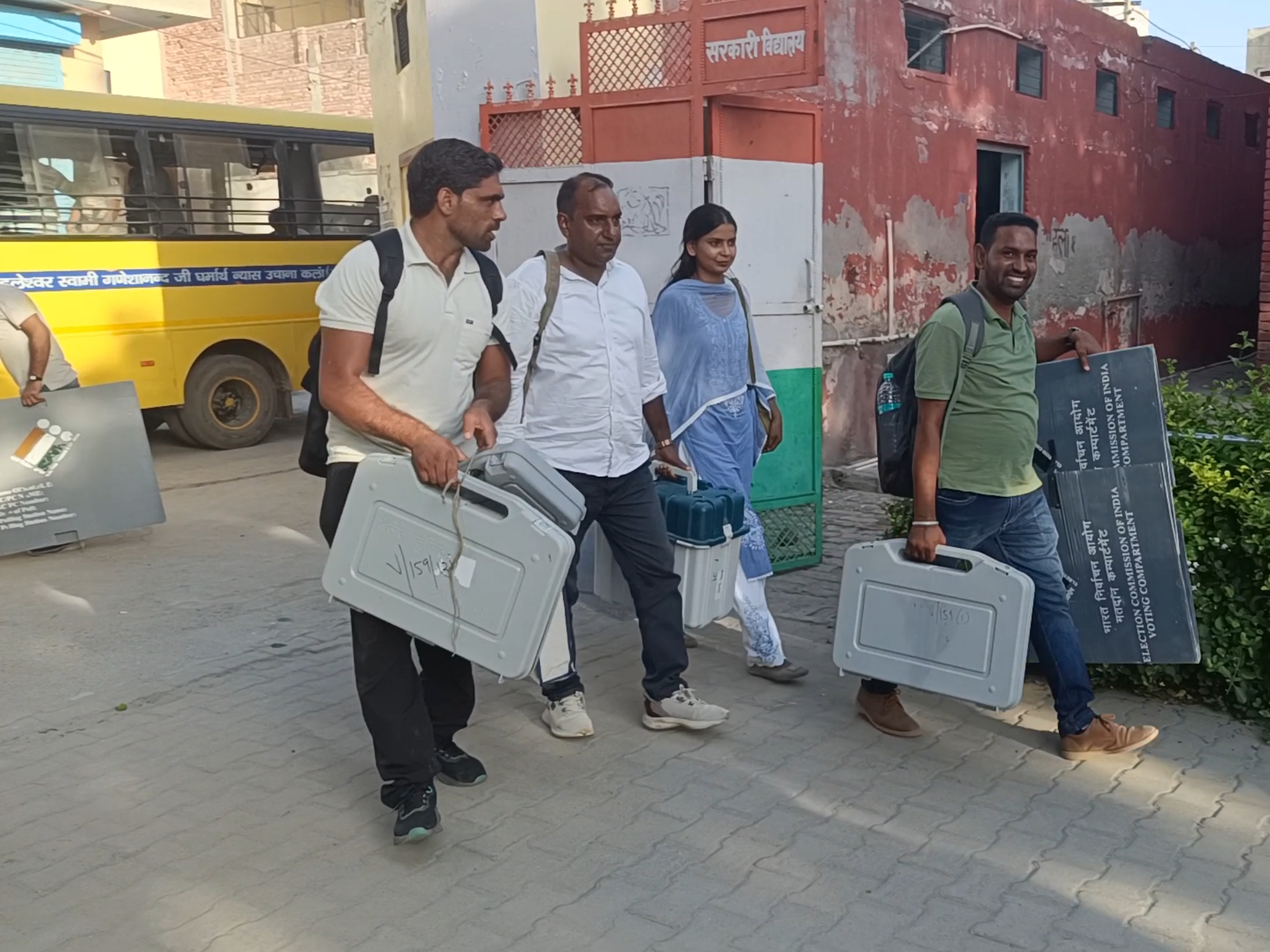 Polling Parties Reached Uchana News Update | उचाना पहुंची पोलिंग पार्टियां: सुरक्षा के पुख्ता प्रबंध किए गए; मॉक पोल को गंभीरता से लेने के निर्देश - Uchana News | Dainik ...