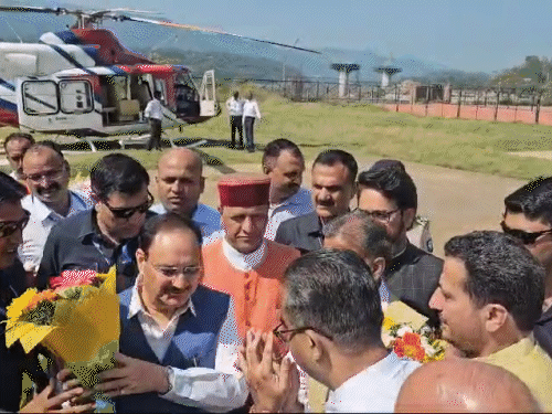 जेपी नड्डा यांचे बिलासपूर येथे आगमन झाल्यावर त्यांचे स्वागत करताना भाजप नेते.