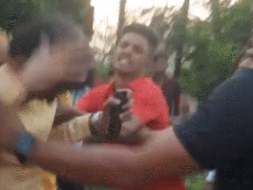 कुर्ता पहने एक युवक को 3-4 लोग मारते दिखे।