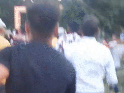 दौड़ा-दौड़ाकर 20-25 लड़कों ने समिति के सदस्यों से मारपीट की।