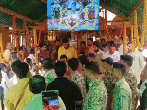 भारतीय संघाचे मुख्य प्रशिक्षक आणि माजी क्रिकेटपटू गौतम गंभीर पितांबरा माईच्या दर्शनासाठी पोहोचले.