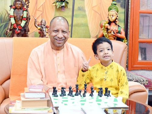 योगी यांनी बुद्धिबळपटू कुशाग्रासोबत फोटोसाठी पोझ दिली.