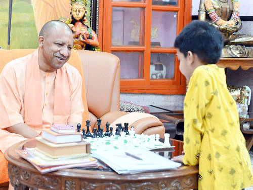 योगी कुशाग्रासोबत बुद्धिबळ खेळताना.