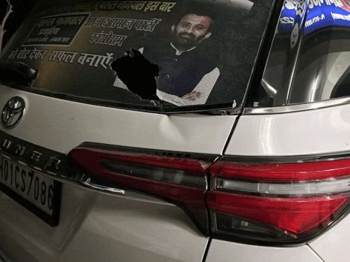 या हल्ल्यात कारच्या मागील काचेवरील पोस्टर फाटले असून काच फुटल्याने कारच्या काचा फुटल्या.