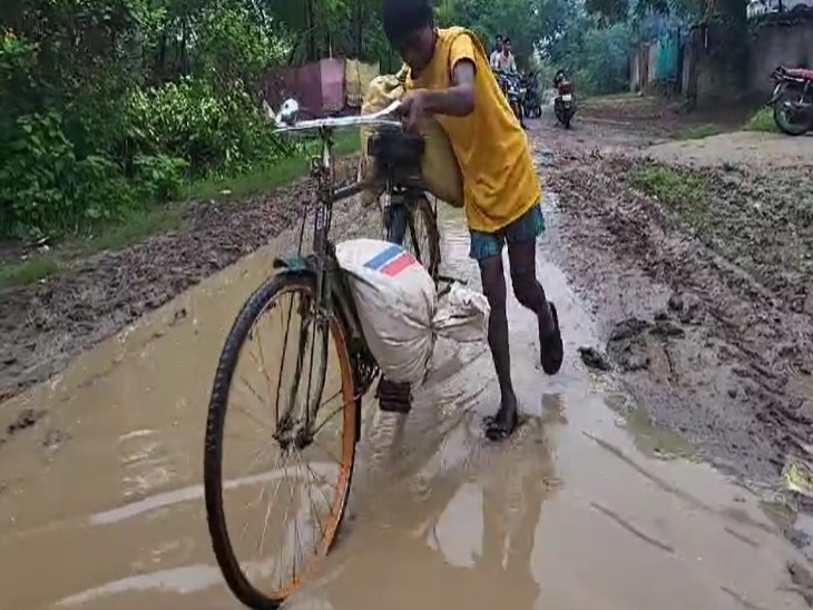 छत्तीसगढ़ में सड़कों की हालत खराब है। इस पर कोर्ट ने नाराजगी जताई है।