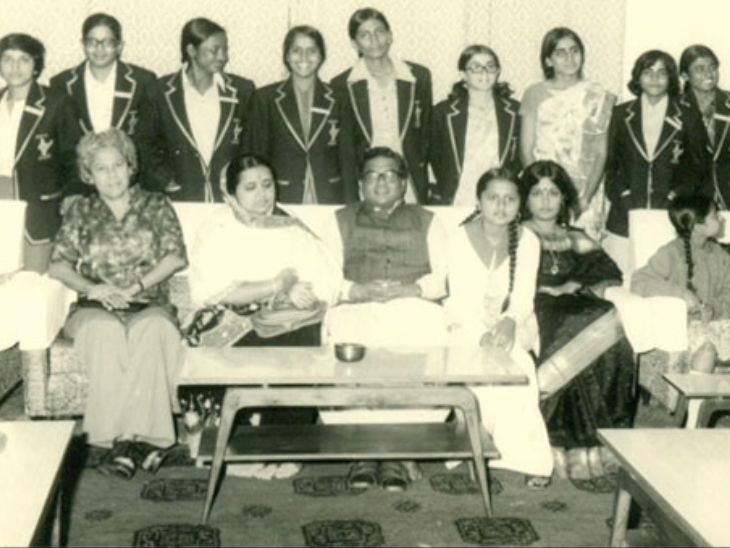 1976 मध्ये वेस्ट इंडिजविरुद्ध पाटणा येथे पहिला कसोटी विजय नोंदवल्यानंतर बिहारच्या मुख्यमंत्र्यांनी भारतीय महिला क्रिकेट संघाचा गौरव केला.