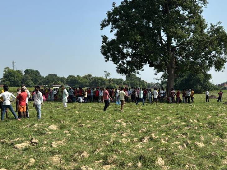 मुलीचा मृतदेह आढळल्यानंतर गावकऱ्यांनी एकच गर्दी केली होती.