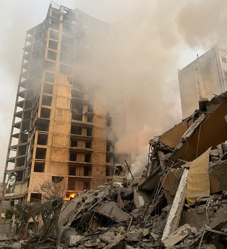 फोटो बेरूत के हेरत हैरिक एरिया की है। इस इलाके में ज्यादातर हिजबुल्ला समर्थक रहते हैं। यही वजह है कि इजराइल यहां एयर स्ट्राइक कर रहा है।