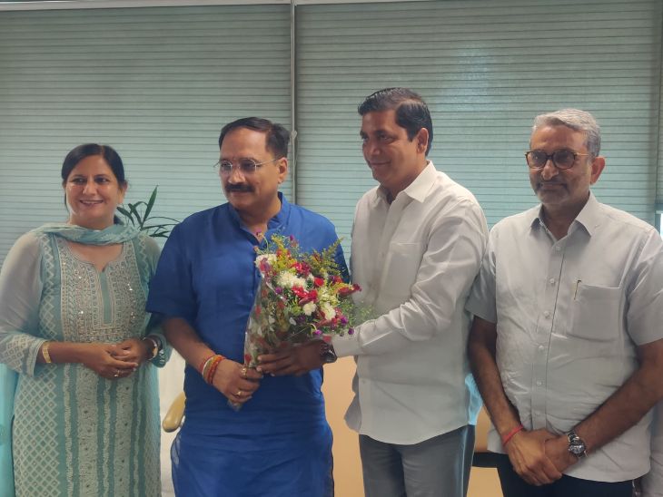 MCD चुनाव में जीत के बाद दिल्ली भाजपा अध्यक्ष वीरेंद्र सचदेवा ने सुंदर सिंह को बधाई दी।