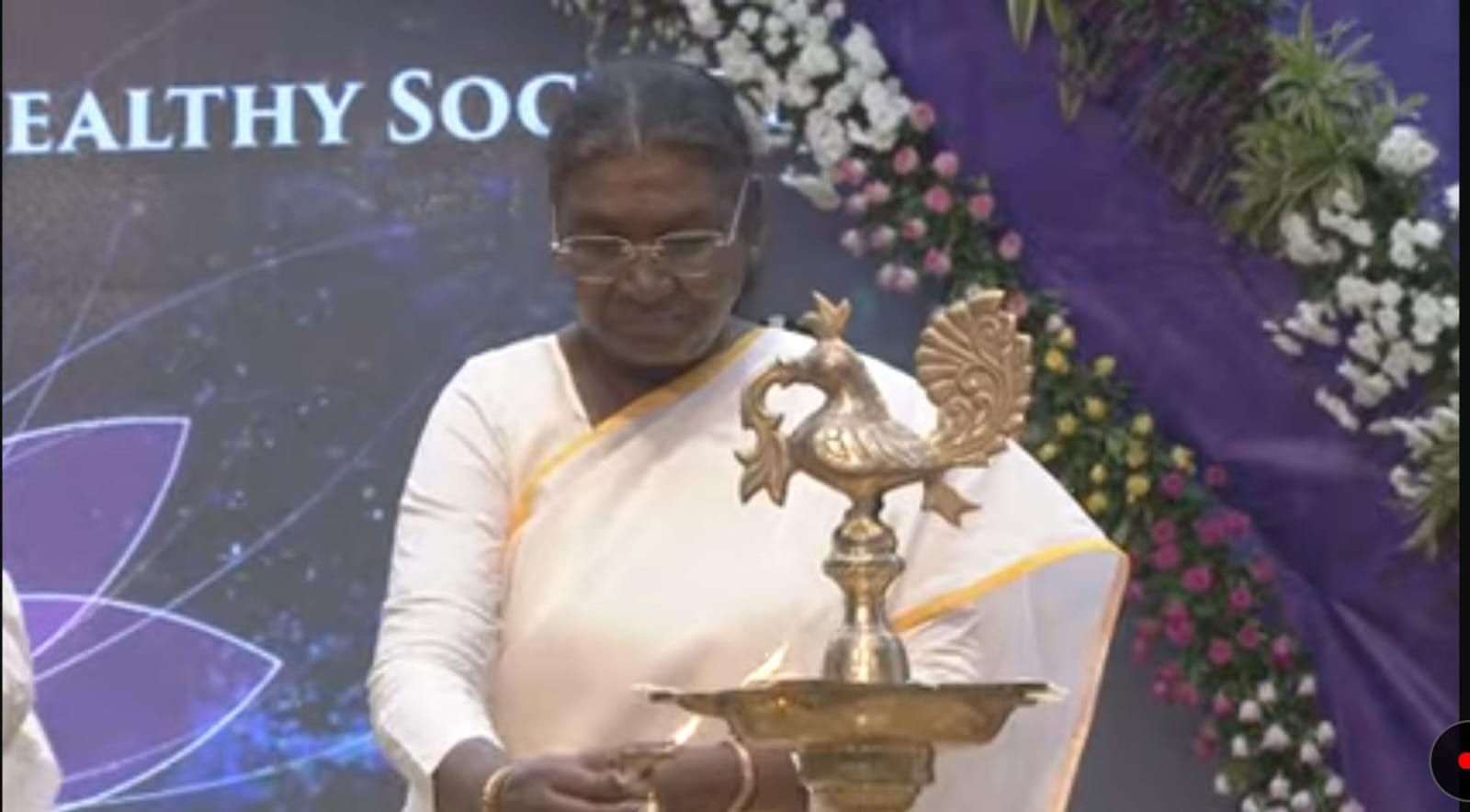राष्ट्रपती मुरमा यांनी दीप प्रज्वलन करून ब्रह्मा कुमारी चार दिवसीय सर्वद्रुष्टी उघडले.