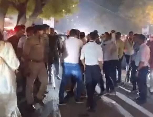 उपद्रव कर रहे लोगों को मैदान से बाहर ले जाते हुए पुलिसकर्मी।