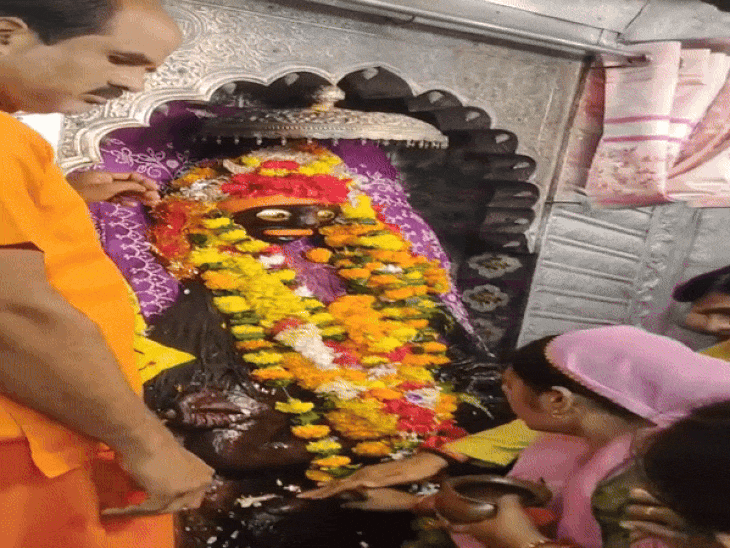 Crowd of devotees at the famous Rani Talab temple of Rewa