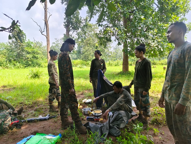 नक्सल ऑपरेशन में महिला कमांडोज भी शामिल थीं।