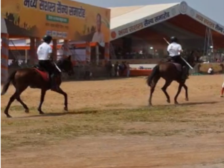 दंतेवाड़ा के NCC के बच्चों ने घुड़सवारी का प्रदर्शन किया।