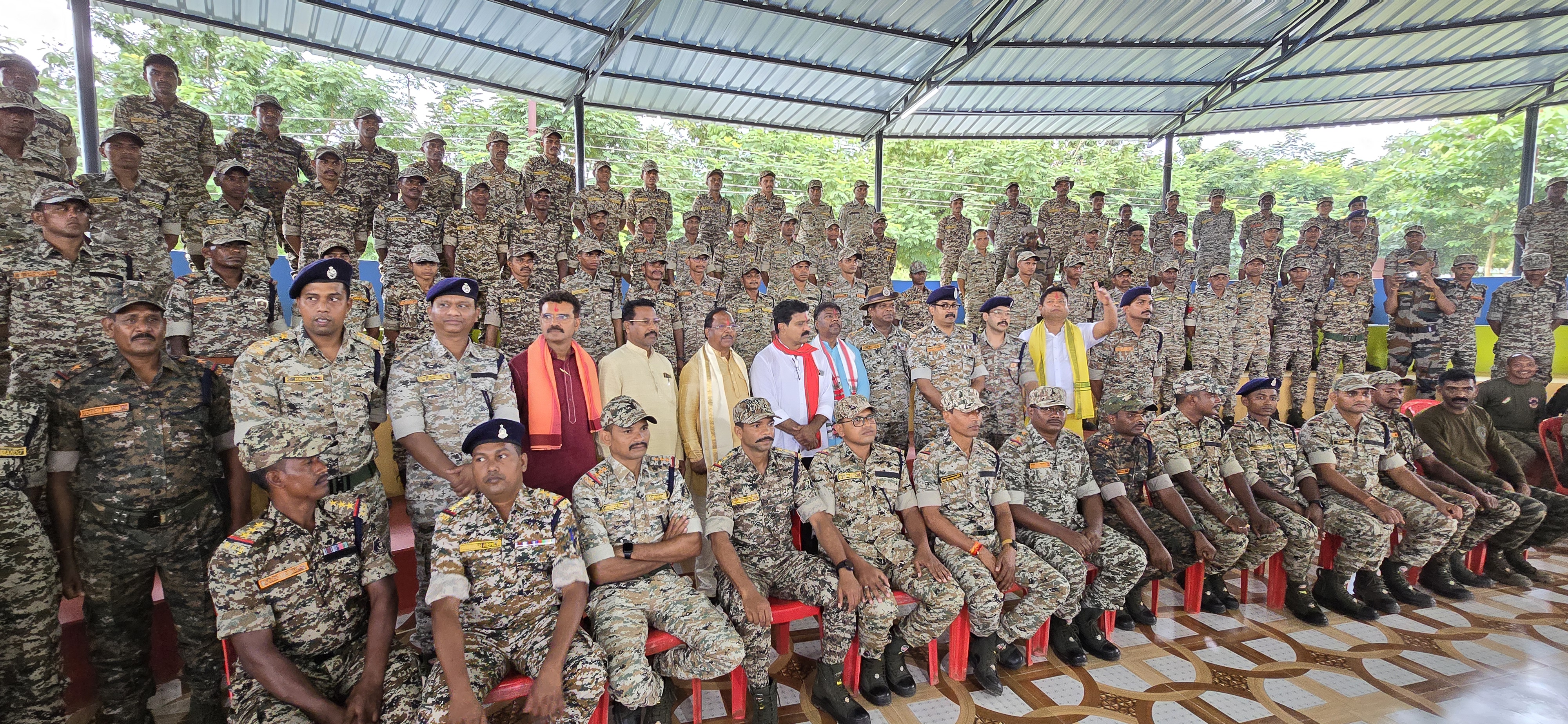 इन्हीं जवानों ने नक्सलियों का एनकाउंटर किया है। जिनसे गृहमंत्री ने मुलाकात की।