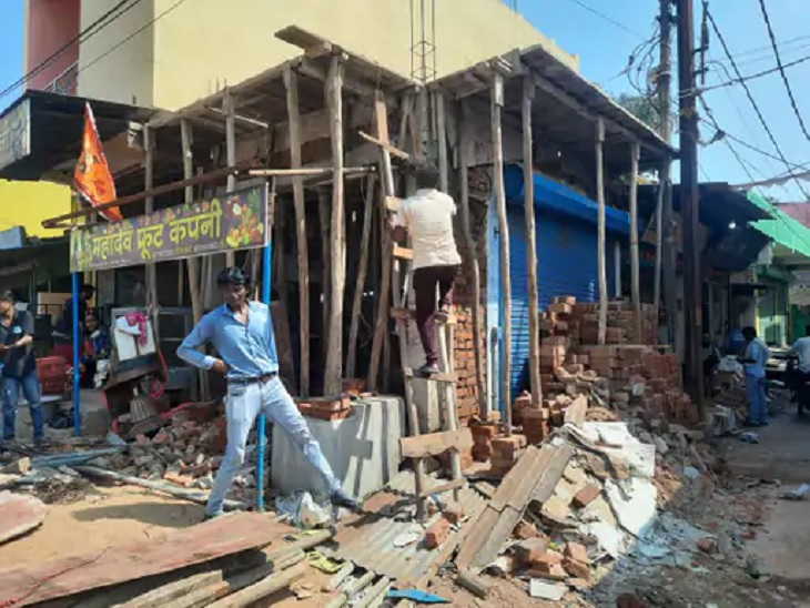 अजय सेन के अतिक्रमण को तोड़ता निगम - Dainik Bhaskar