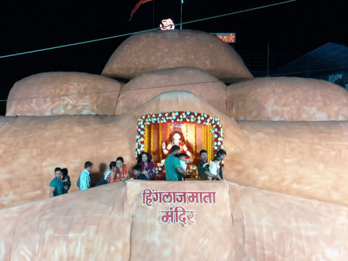 न्यू मार्केट में बनी हिंगलाज मंदिर की झांकी में दर्शन के लिए रोज हजारों भक्त पहुंच रहे हैं।